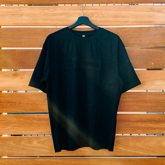 エンボスロゴTシャツ-ブラック