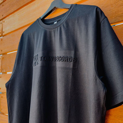 エンボスロゴTシャツ-ブラック