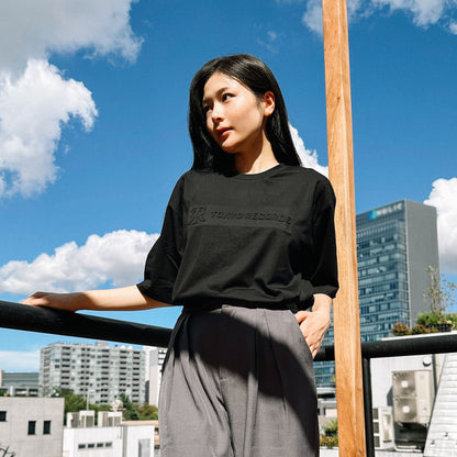 エンボスロゴTシャツ-ブラック